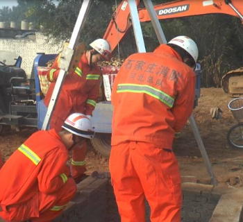 救援三腳架對被困窖井的人有深刻意義